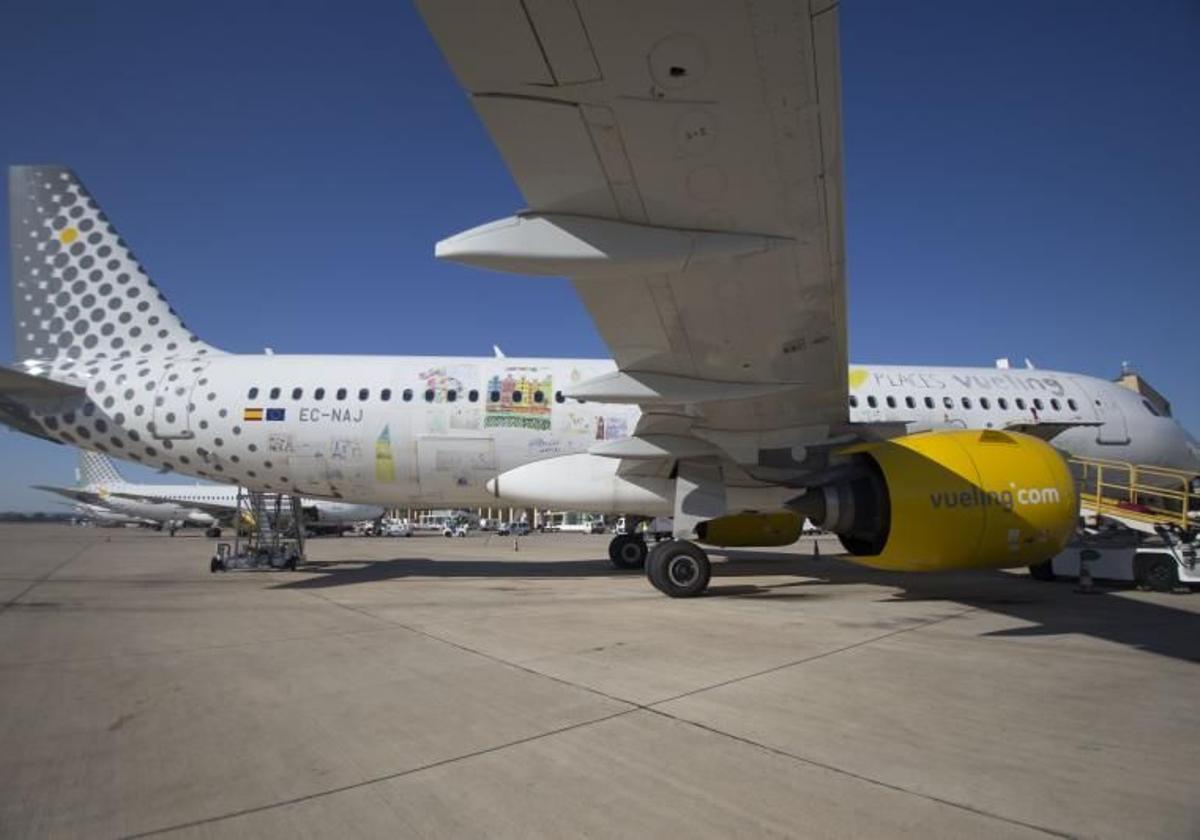 Un avión de Vueling en el aeropuerto de Sevilla.