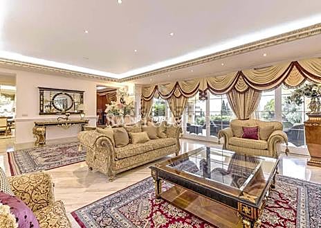 Imagen secundaria 1 - Impresionante mansión en venta en Marbella que tiene un cine privado: es como vivir en Hollywood