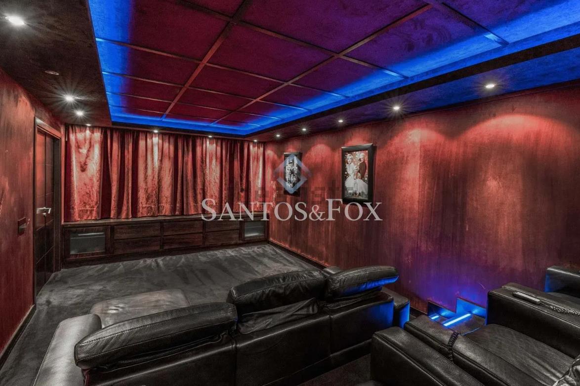 Sala de cine en la mansión que está a la venta en Marbella