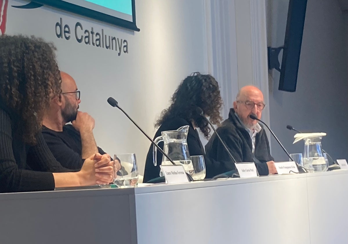 Jaume Roures, durante la rueda de prensa para detallar la querella contra los dos policías, este martes, en Barcelona