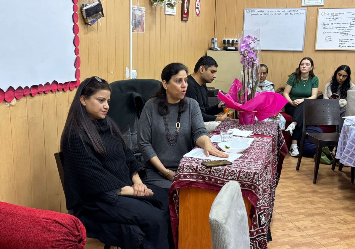 Huma Jamshed, de gris, este martes, en la sede de su asociación en el corazón del Raval, Barcelona