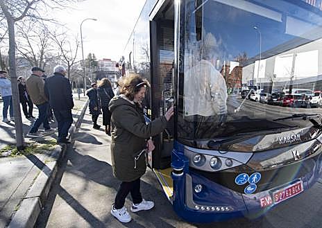 Imagen secundaria 1 - Pasajeros suben al autobús sin conductor