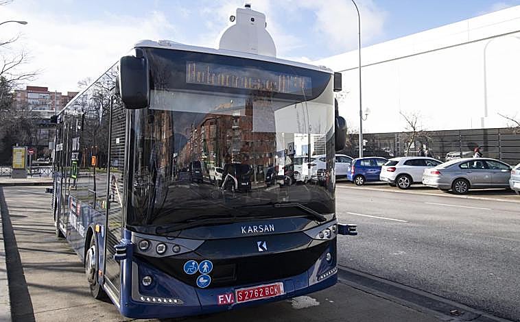 Imagen principal - Pasajeros suben al autobús sin conductor