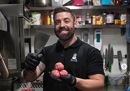 El youtuber Esttik abre su nueva hamburguesería en Larios Centro: «Es lo más increíble que he visto...»