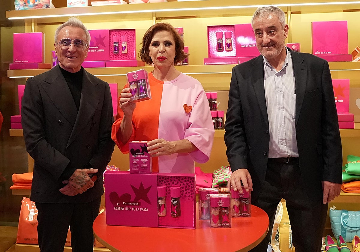 Jesús Navarro, Ágatha Ruiz de la Prada y Paco Escolano, en la presentación de su colección de molinillos en Madrid