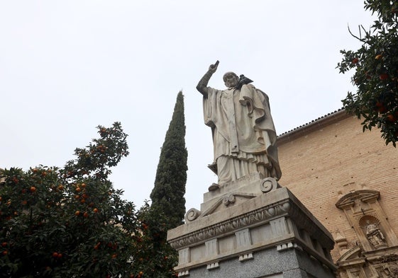 Estatua del obispo Osio en la plaza de Capuchinas