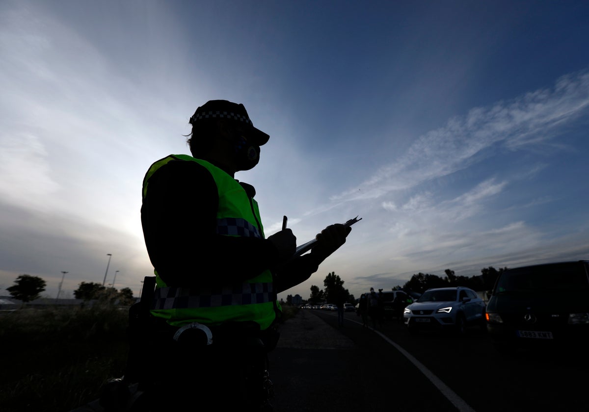 Un agente de policía toma nota en un dispositivo de seguridad