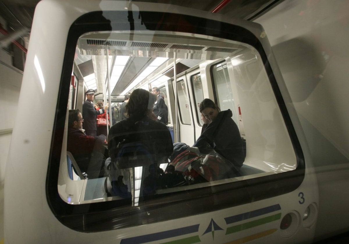 Tren sin conductor que transporta a los viajeros de la T4 al edificio satélite en el aeropuerto de Barajas