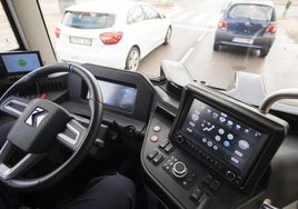 Subidos al primer bus sin conductor de Madrid: más frenazos y un volante fantasma