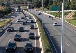 Los taxistas de Barcelona llenan las rondas con una marcha lenta y anuncian una nueva protesta