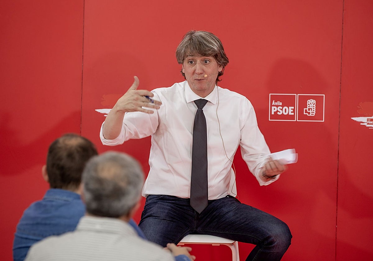 Carlos Martínez, durante el encuentro con militantes ayer en Ávila