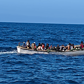 Un cayuco con 62 migrantes y cuatro menores llega a Gran Canaria desafiando la mala mar