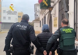 Pillan a un hostelero que vendía cocaína y marihuana a sus clientes: escondía armas y 21.000 euros en billetes