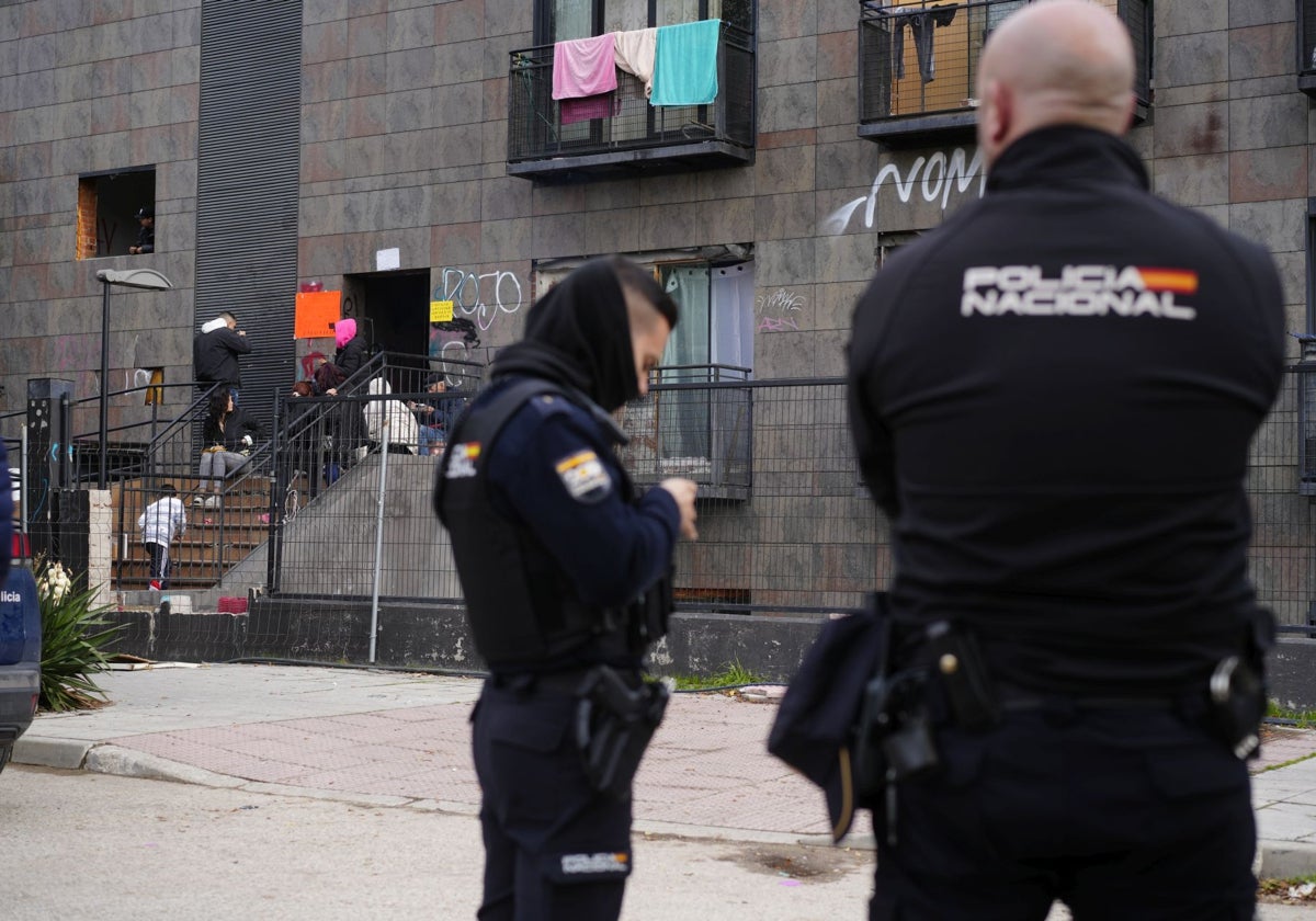 Retén policial en uno de los accesos a la urbanización okupa de la calle de Lola Flores, en San Blas-Canillejas