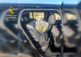 Delatados por su actitud sospechosa: detenidos en un control con 18 kilos de marihuana 'camuflada' en su coche