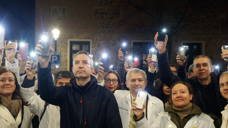 Médicos de Madrid se manifiestan frente al Colegio Oficial por el conflicto en sus últimas elecciones
