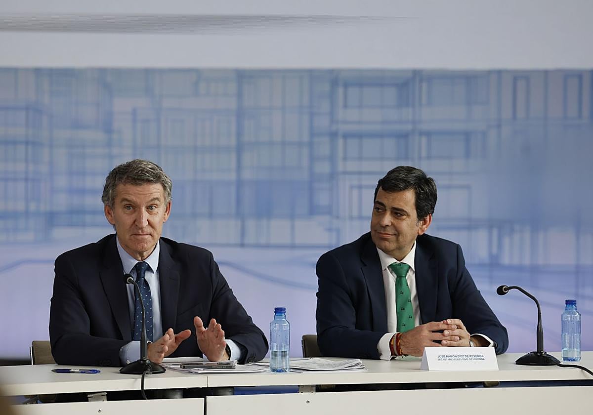 El líder del PP, Alberto Núñez Feijóo, presenta su plan de vivienda a una veintena de asociaciones y acompañado por consejeros autonómicos del PP