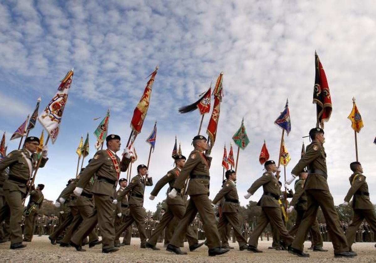 Desfile en la base militar de Cerro Muriano.