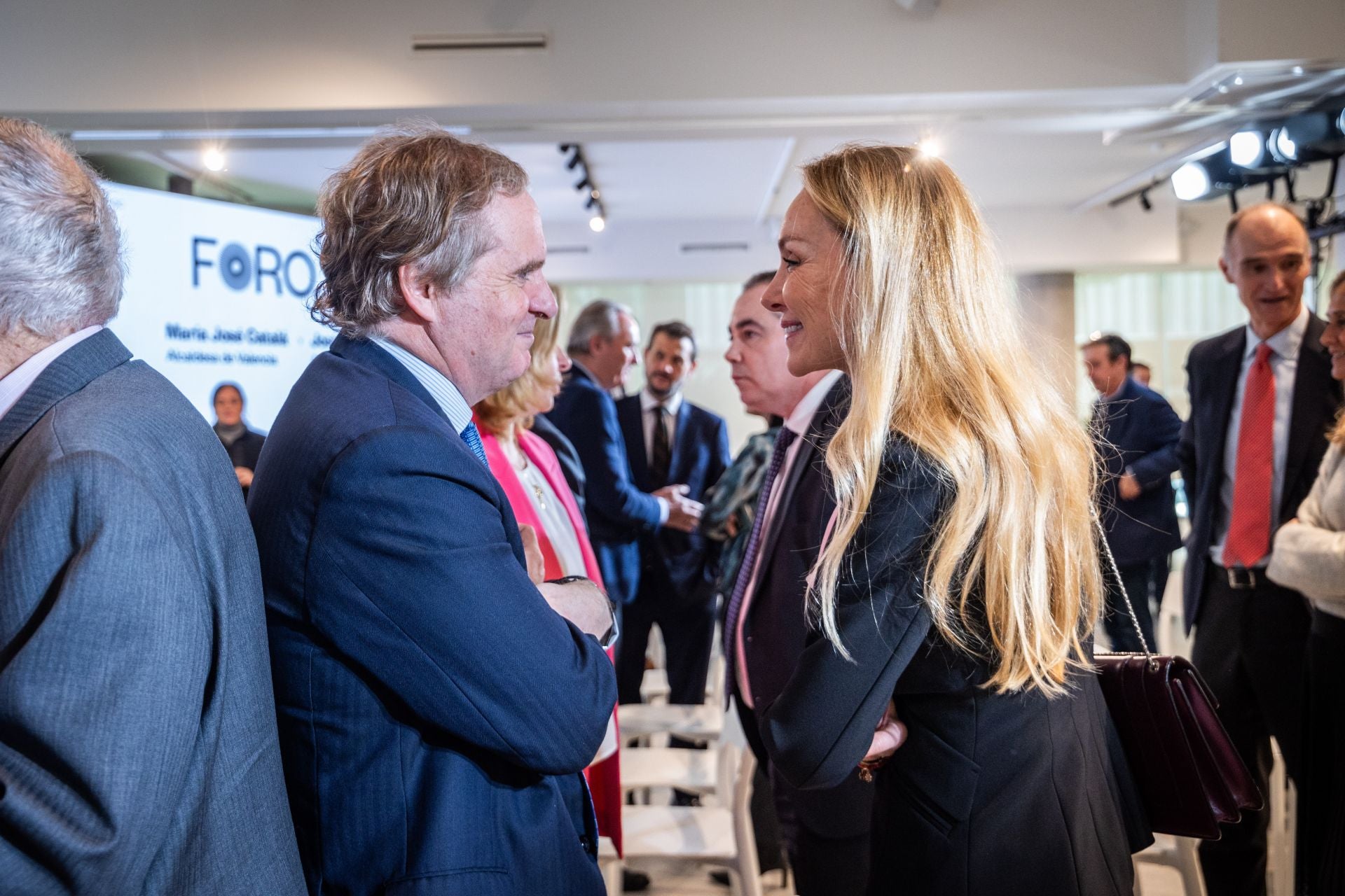 El presidente de Vocento, Ignacio Ybarra, conversa con Esther Alcocer Kopolvwitz, presidenta de FCC