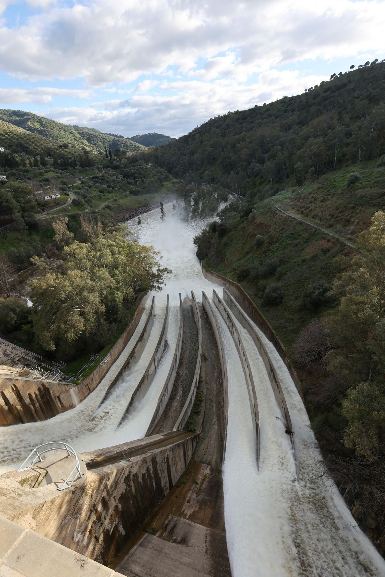 El espectacular desembalse del pantano del Guadalmellato, en imágenes