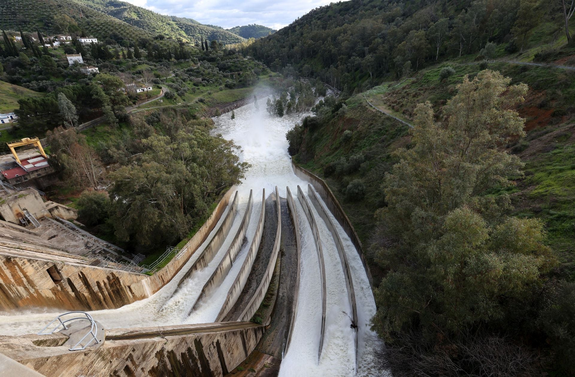 El espectacular desembalse del pantano del Guadalmellato, en imágenes
