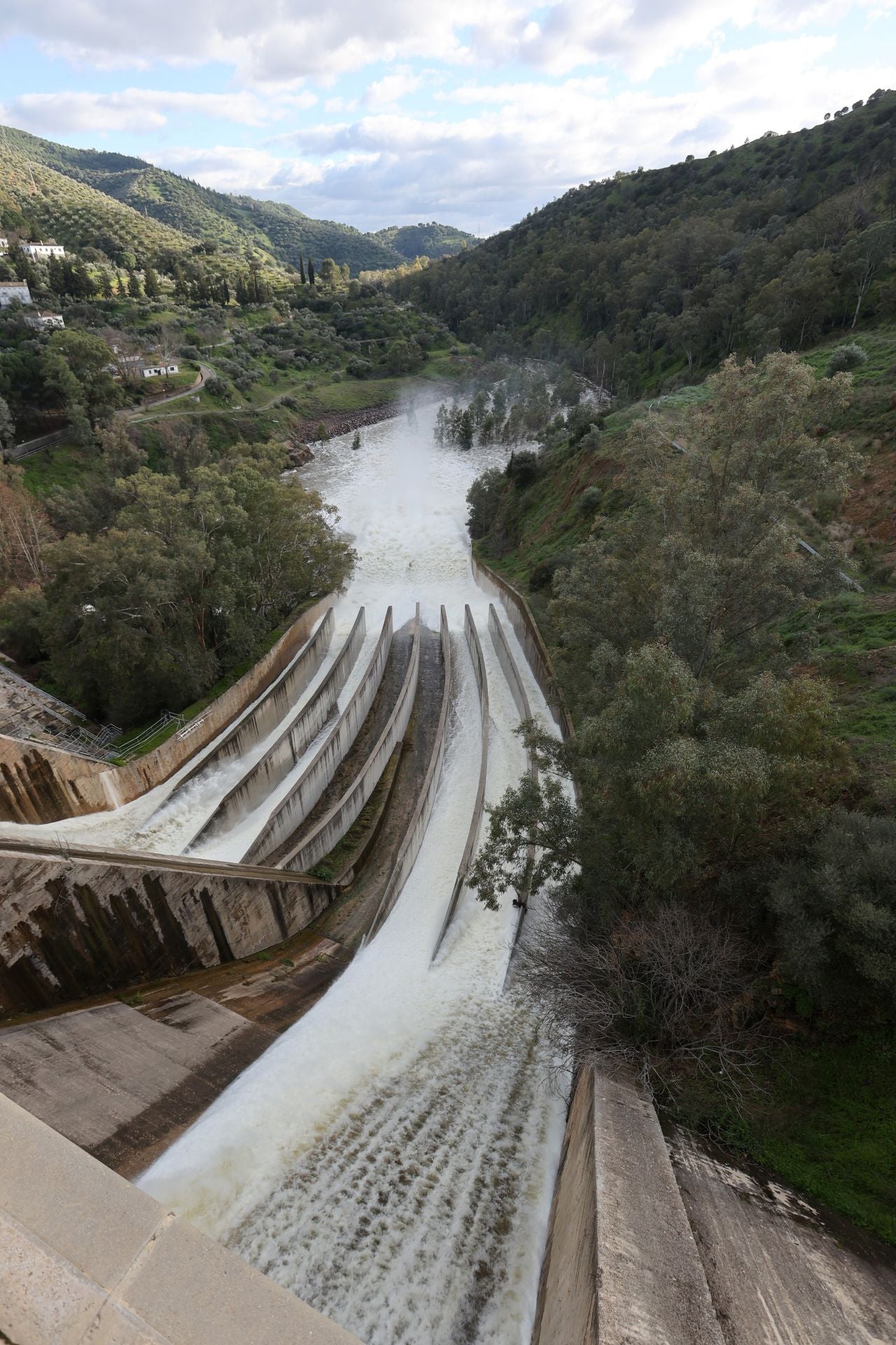 El espectacular desembalse del pantano del Guadalmellato, en imágenes