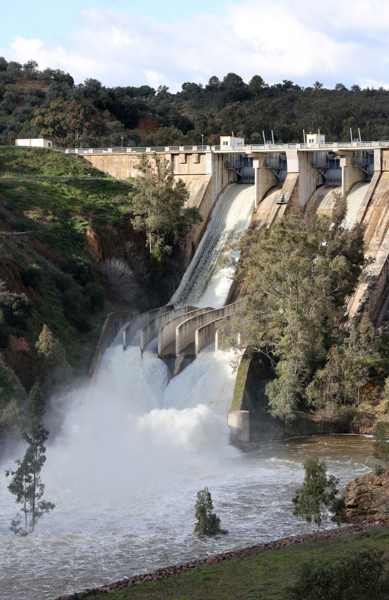 El espectacular desembalse del pantano del Guadalmellato, en imágenes