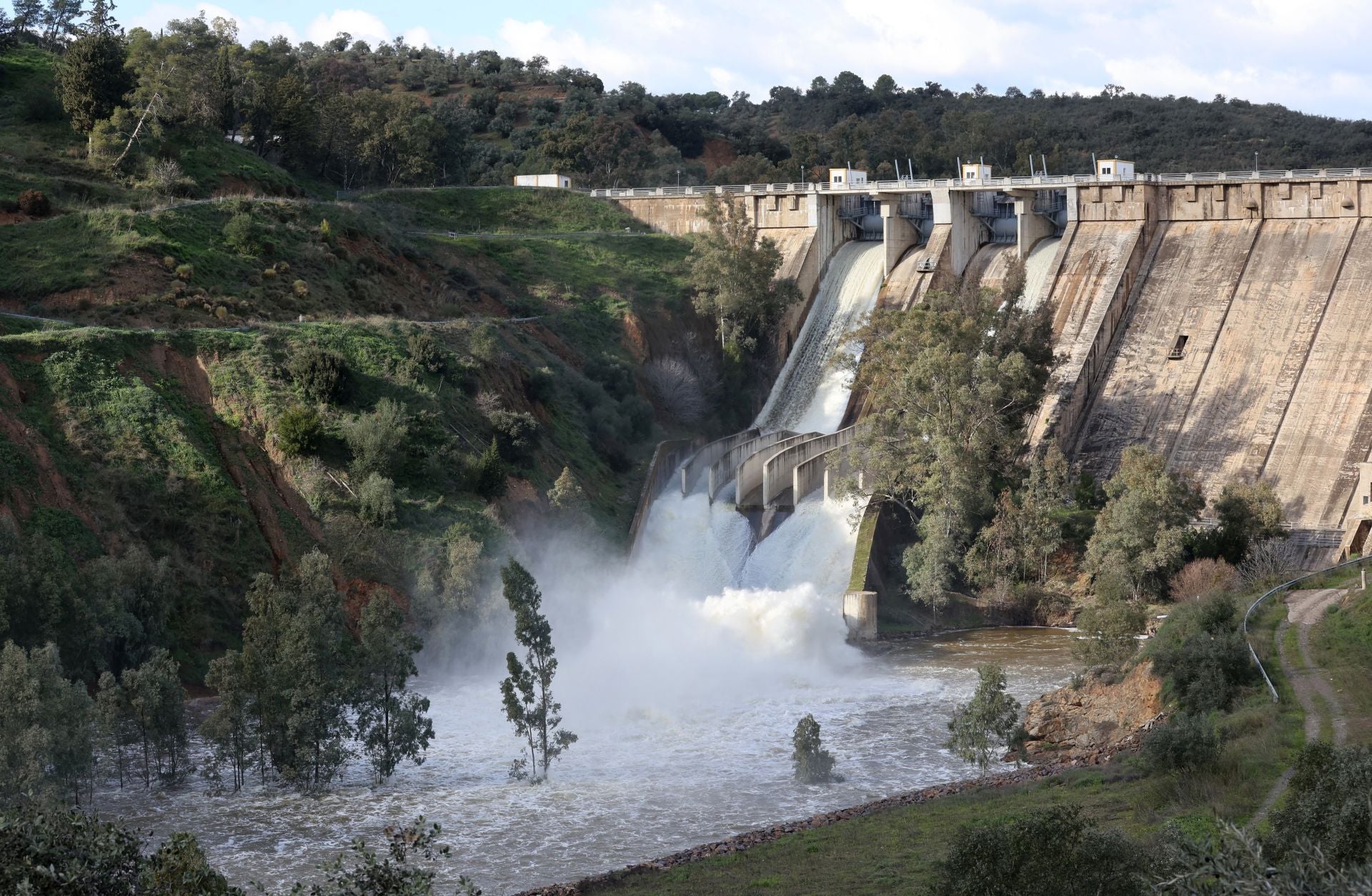 El espectacular desembalse del pantano del Guadalmellato, en imágenes
