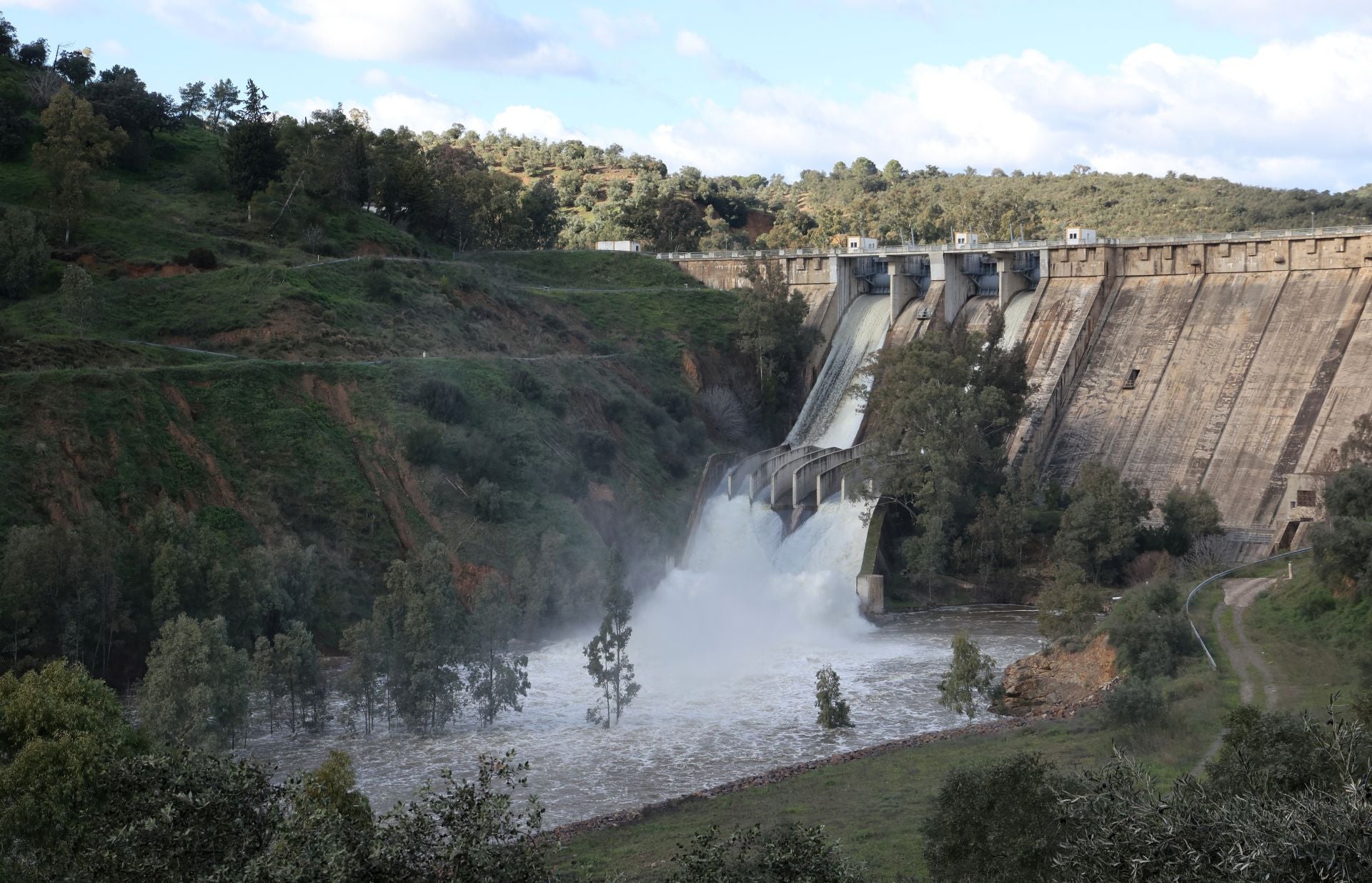 El espectacular desembalse del pantano del Guadalmellato, en imágenes