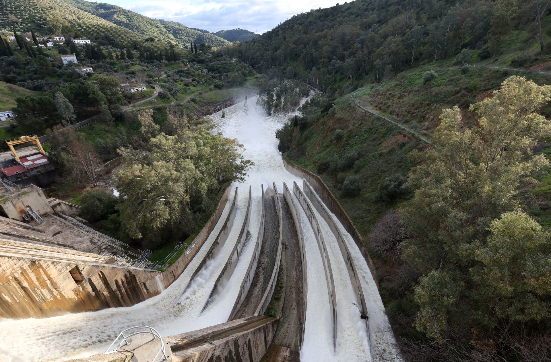 El espectacular desembalse del pantano del Guadalmellato, en imágenes