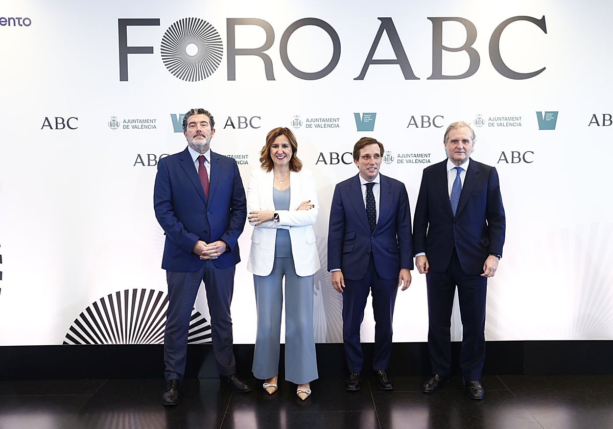De izquierda a derecha: el director de ABC, Julián Quirós; la alcaldesa de Valencia, María José Catalá; el alcalde de Madrid, José Luis Martínez-Almeida; y el presidente de Vocento, Ignacio Ybarra