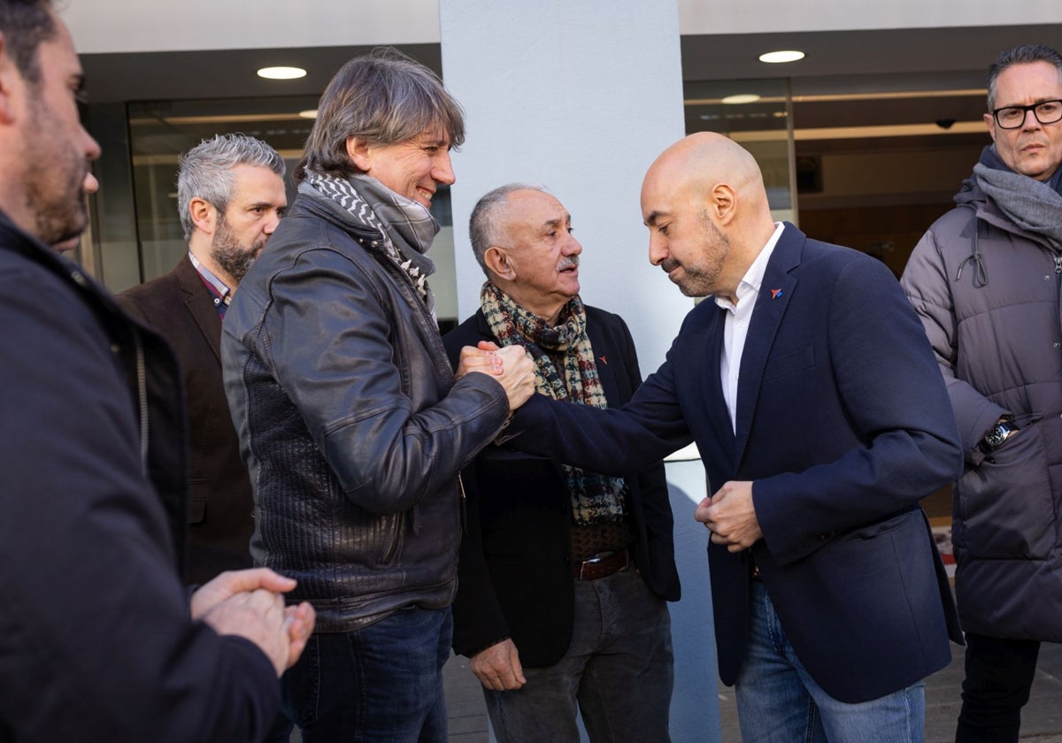 El nuevo secretario general de UGT en Castilla y León, Óscar Lobo, saluda al secretario electo del PSCL, Carlos Martínez