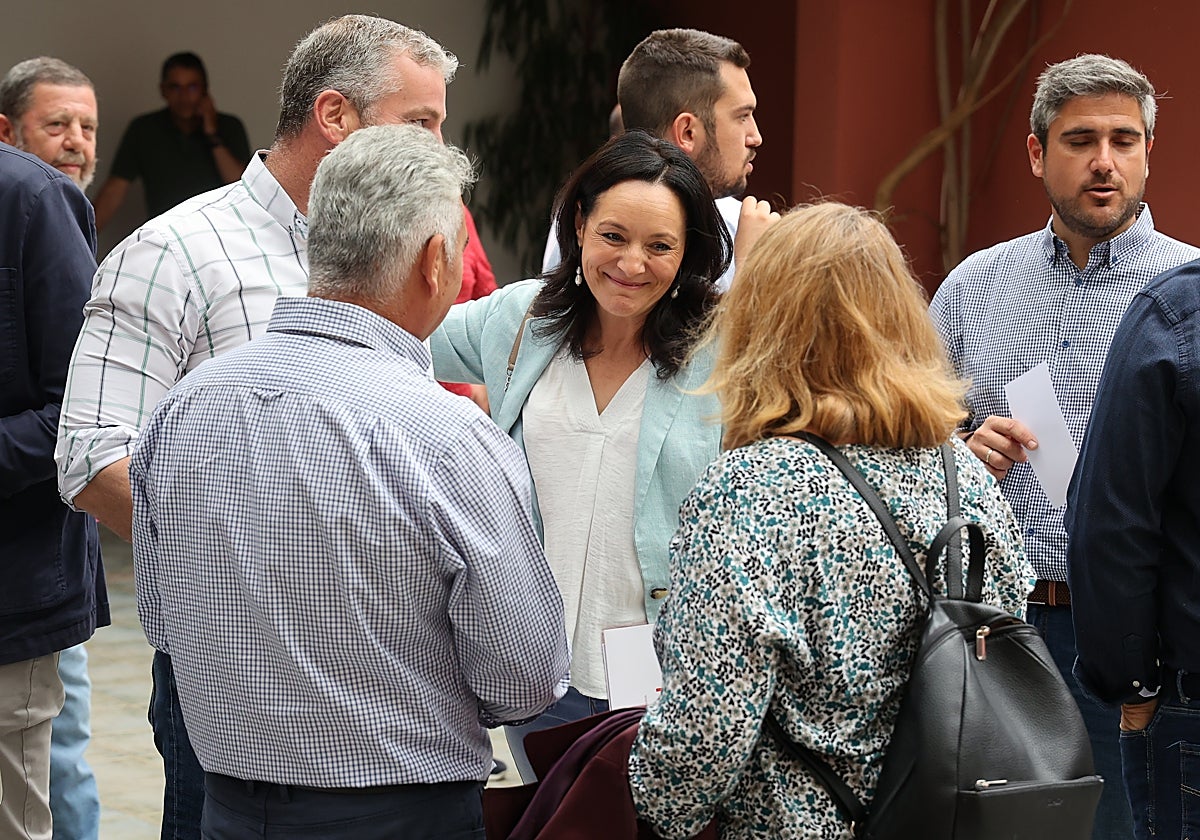 Rafi Crespín saluda a algunos ediles asistentes a un comité provincial celebrado en La Carlota