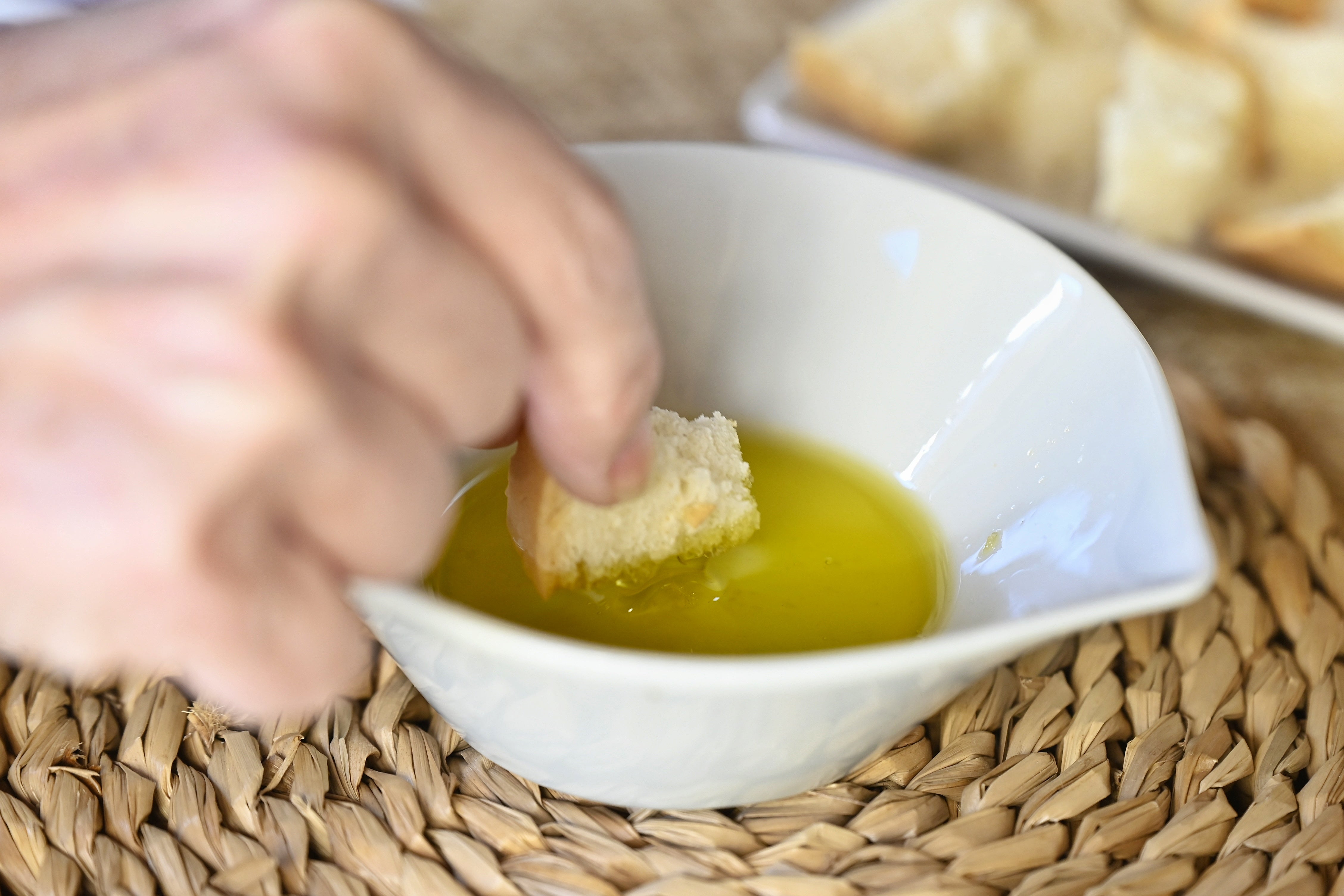 Toma pan y moja: así se vive en Las Tendillas el festival del aceite de oliva virgen extra de Córdoba