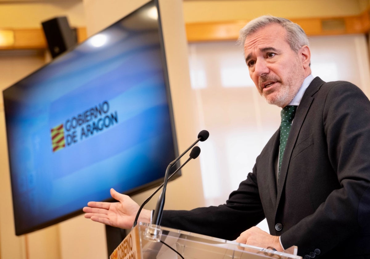 El presidente Azcón, durante la rueda de prensa ofrecida este viernes (Huesca)
