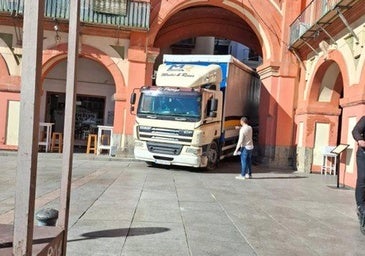 Un camión daña parte de uno de los principales arcos de la plaza de la Corredera