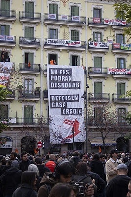 Concentración para impedir el desalojo en Casa Orsola, en el Ensanche barcelonés