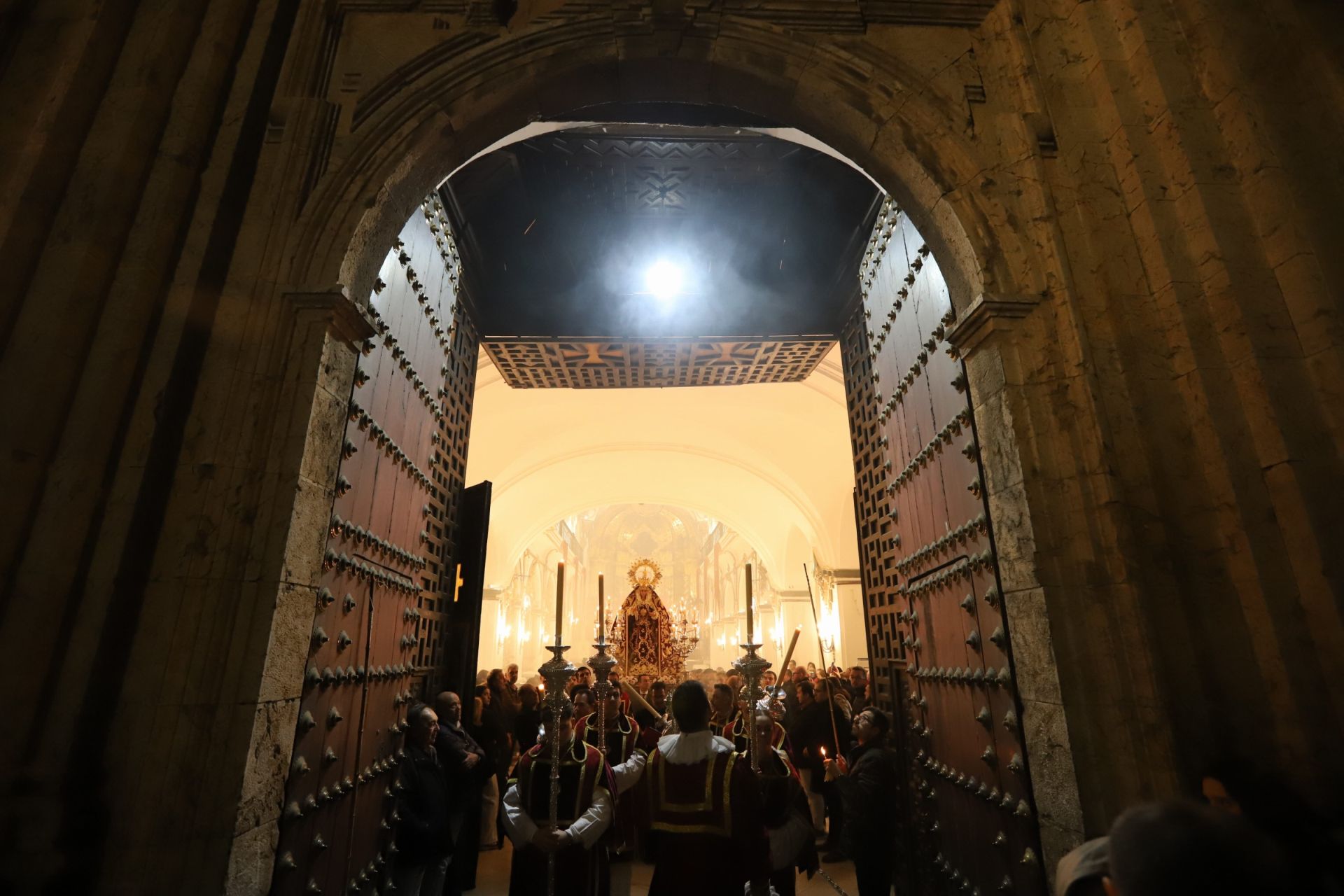 La misa y el rosario vespertino con la Virgen de la Candelaria de Córdoba, en imágenes