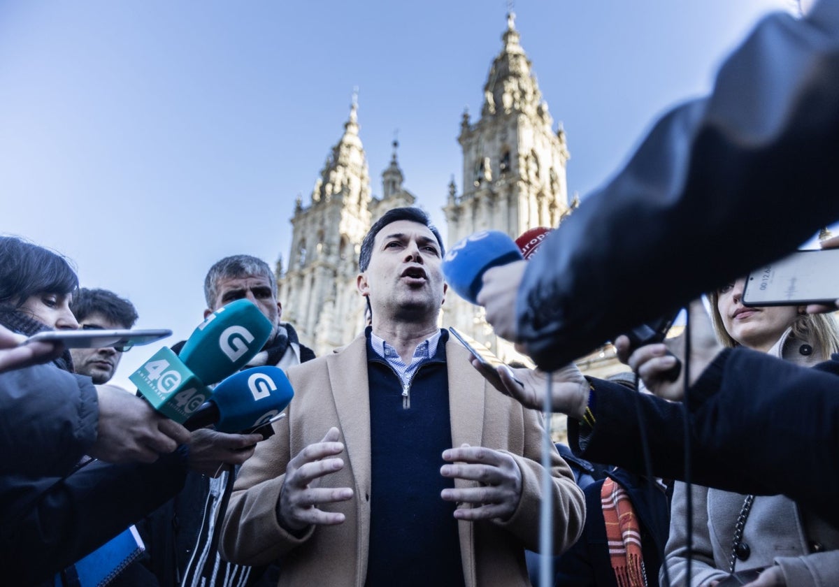 Gonzalo Caballero, ante los medios en la plaza del Obradoiro (archivo)