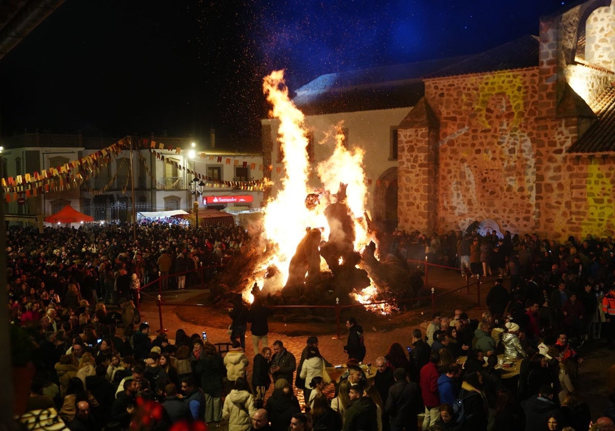 Centenares de personas se agolpan alrededor de la hoguera de la Candelaria en Dos Torres