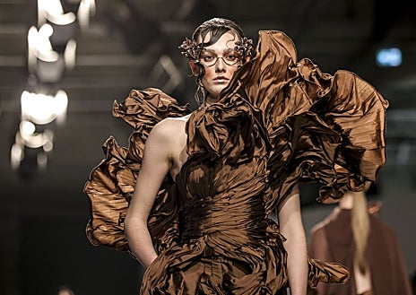 Imagen secundaria 1 - Desfile de Juana Martín en la Semana de la Alta Costura de París