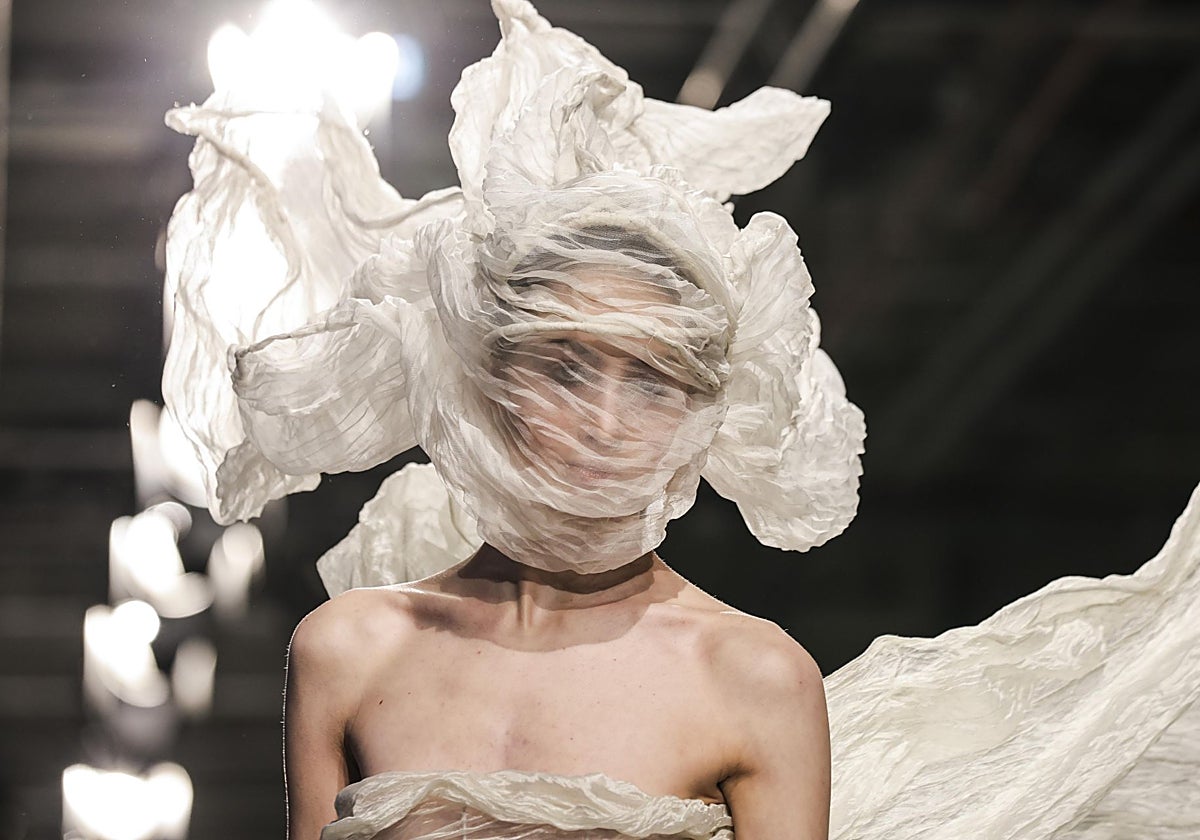 Uno de los diseños de la cordobesa Juana Martín en la pasarela de la Semana de la Moda de París