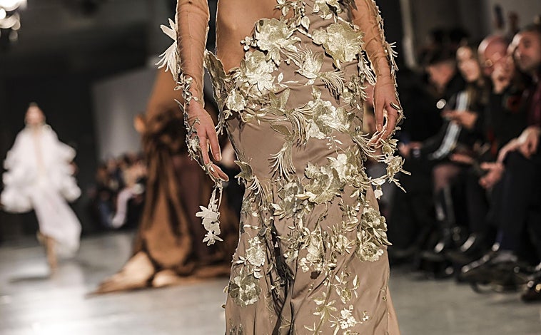 Imagen principal - Desfile de Juana Martín en la Semana de la Alta Costura de París