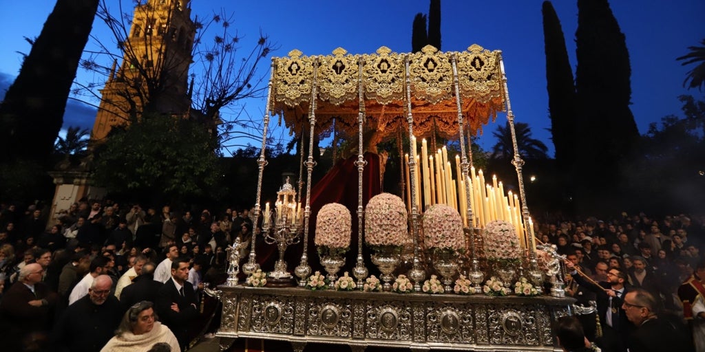 La mirada de la Virgen de la Candelaria ilumina las calles de Córdoba en la procesión triunfal del 50 aniversario del Huerto