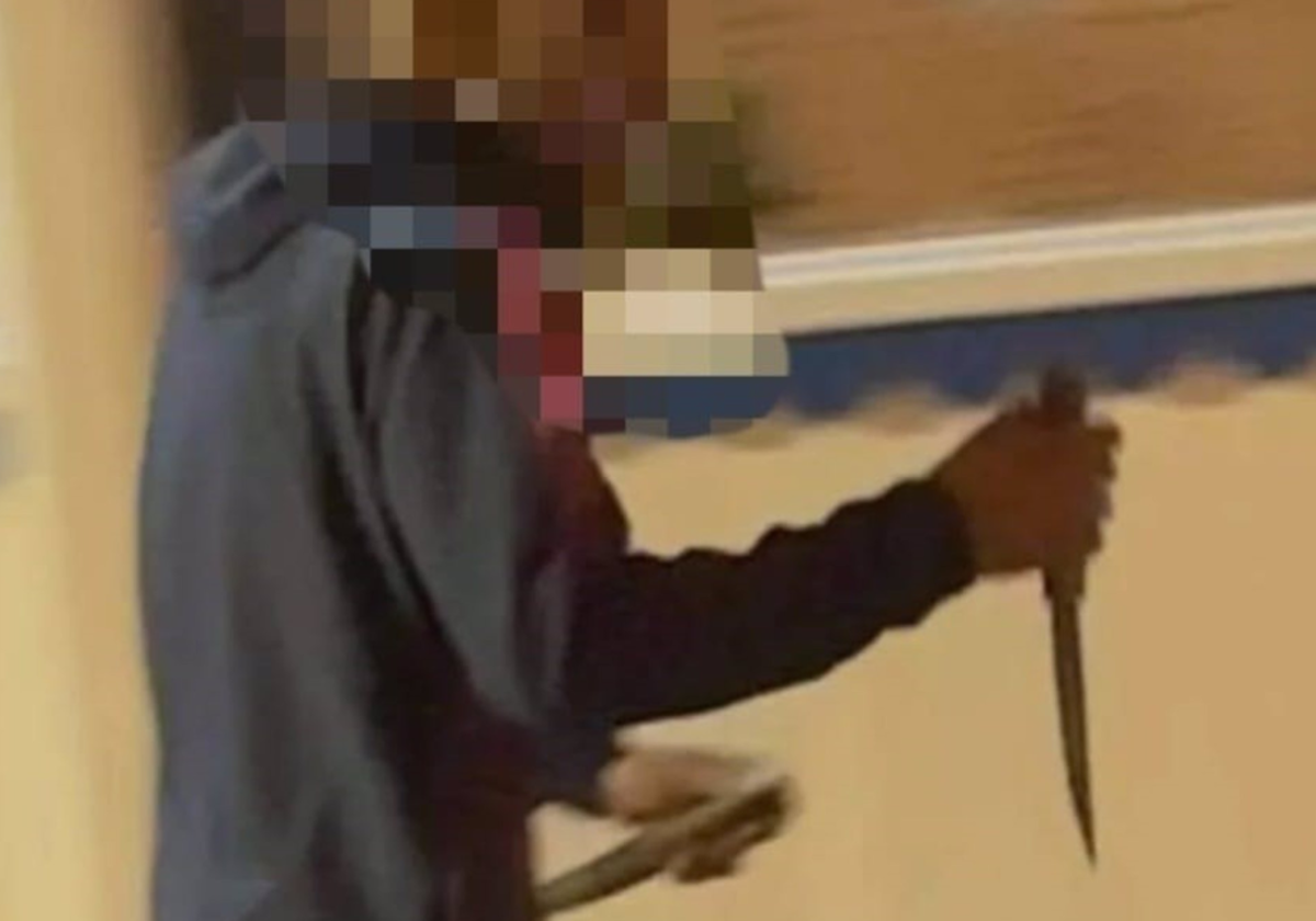 El sospechoso se paseó por las calles con un cuchillo en las manos