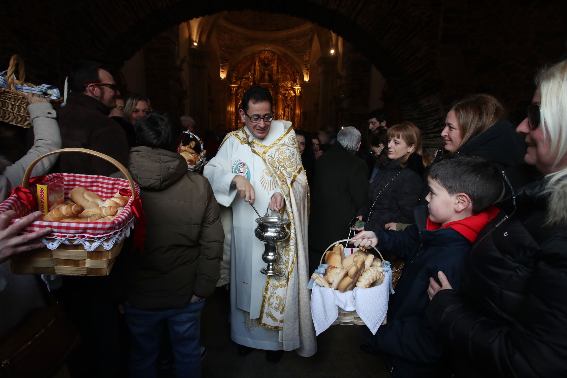 Bendición de panes, paloteo y botillo para celebrar Las Candelas