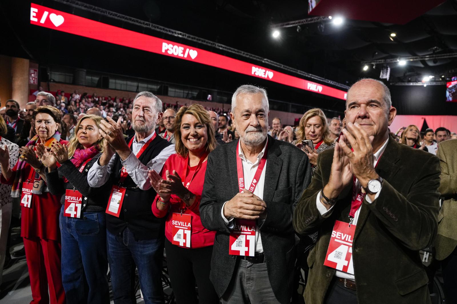 La expresidenta de Andalucía Susana Díaz, junto a sus antecesores José Antonio Griñán y Manuel Chaves en el 41 Congreso Federal del PSOE en Sevilla