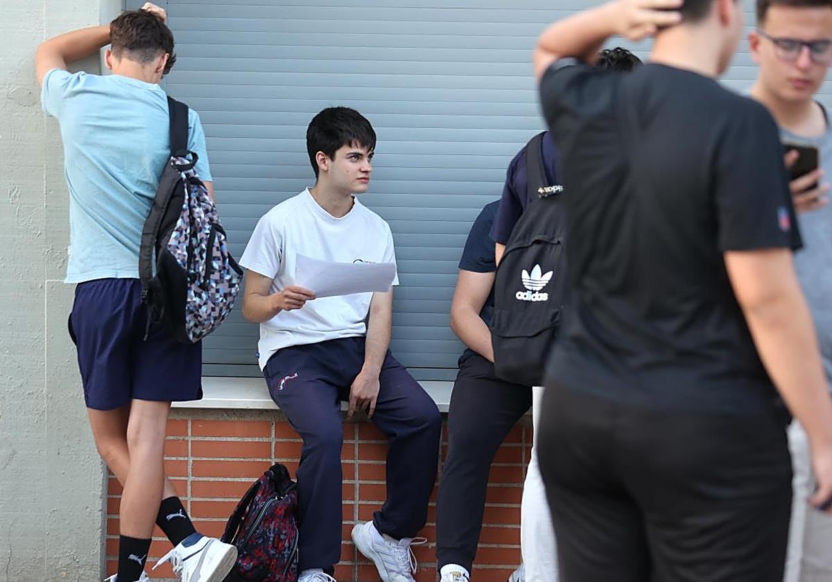 Jóvenes preparando las pruebas de acceso a la universidad