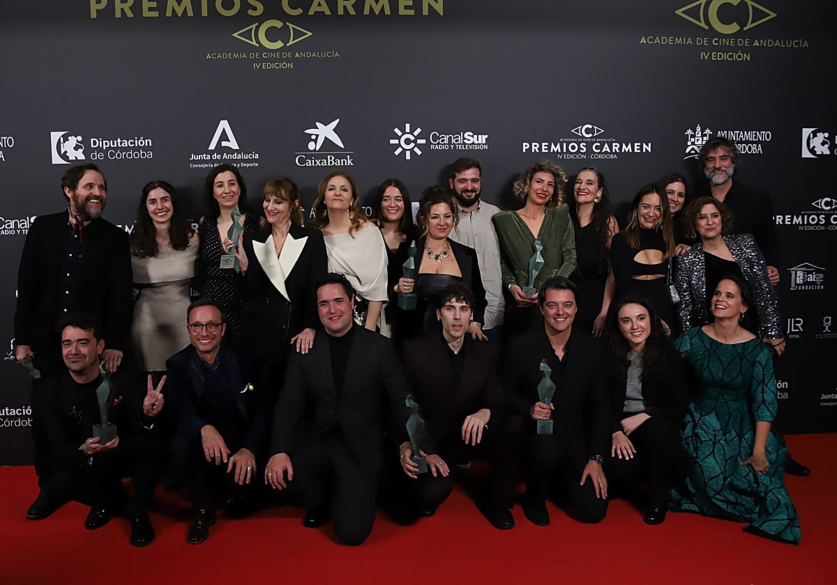 El equipo de 'Segundo premio' posa en el Gran Teatro de Córdoba con todos sus galardones