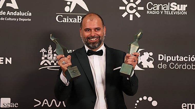 Alexis Morante, director de '¿Es el enemigo?' con sus premios